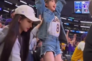 看球最爱捕捉的瞬间！湖人妹子开心庆祝，这庆祝太有感染力啦✨
