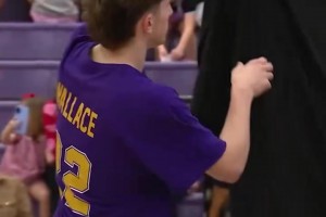 也是高中的传奇人物了！卡森华莱士高中球衣退役！