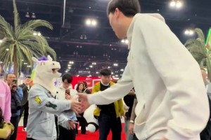 杨瀚森全明星周末偶遇不断 ！与郭艾伦和几位网红风趣互动