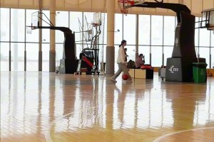 小哥遇到一位篮球小姐姐 拍视频并成功1v1搭单挑成功