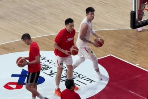 严阵以待！对阵日本男篮赛前，李弘权和张镇麟认真热身训练~