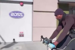 有球迷在洛杉矶街头，偶遇独自骑着单车的拜纳姆